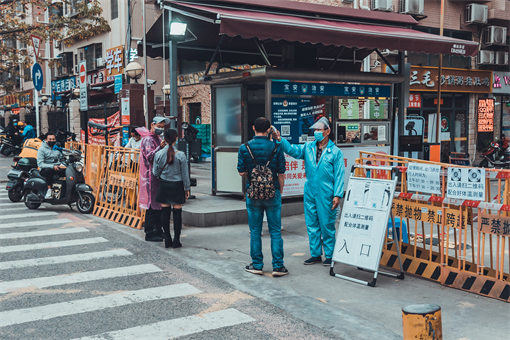 最新疫情下城市封控措施的必要性與爭議探討